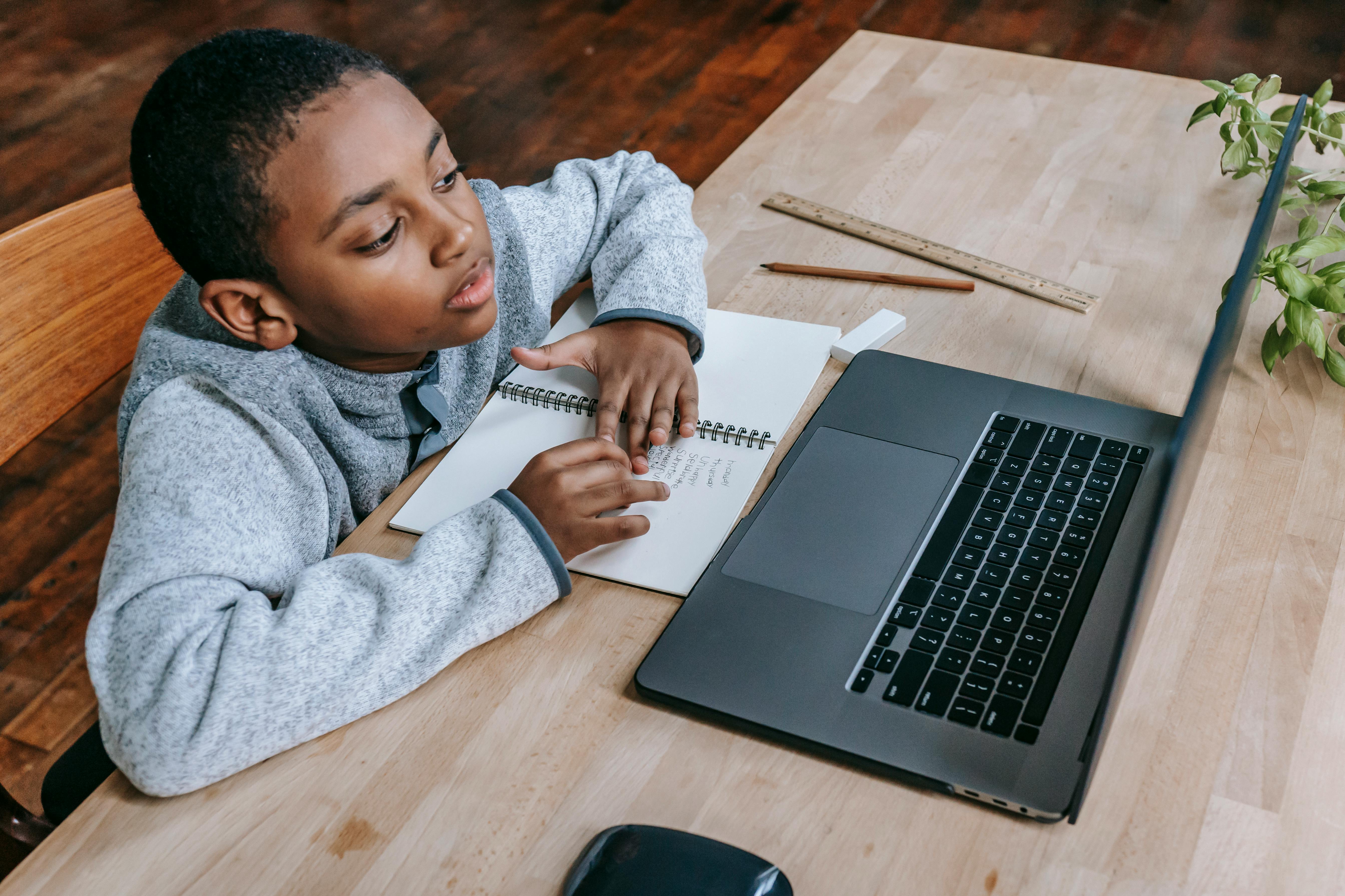 Clevere FleiÃŸige Schwarze Jungen Lernen Lektionen Online Mit Laptop